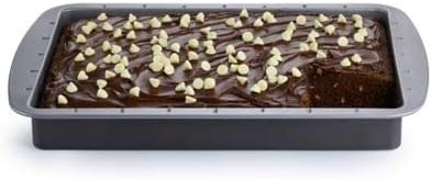 lakeland Traybake Tin – Integral Cutting Guides for Equal Slices