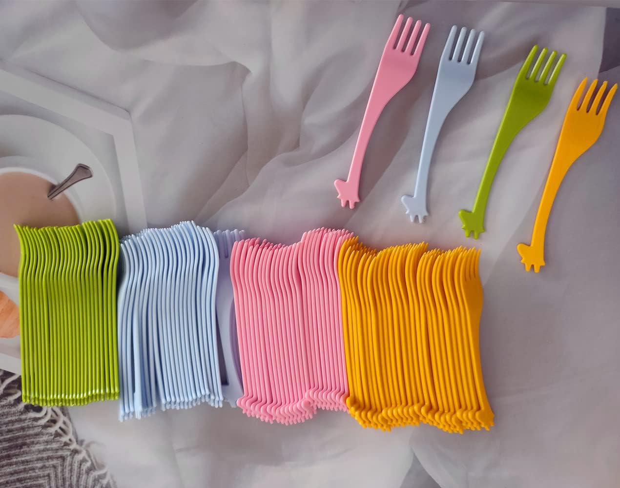 Colorful Disposable Plastic Fruit Giraffe Cocktail Picks, Fun Cute Cartoon Animal Fruit Food Toothpicks for Cake Appetizer Dessert Party Supplies (100 Pack)