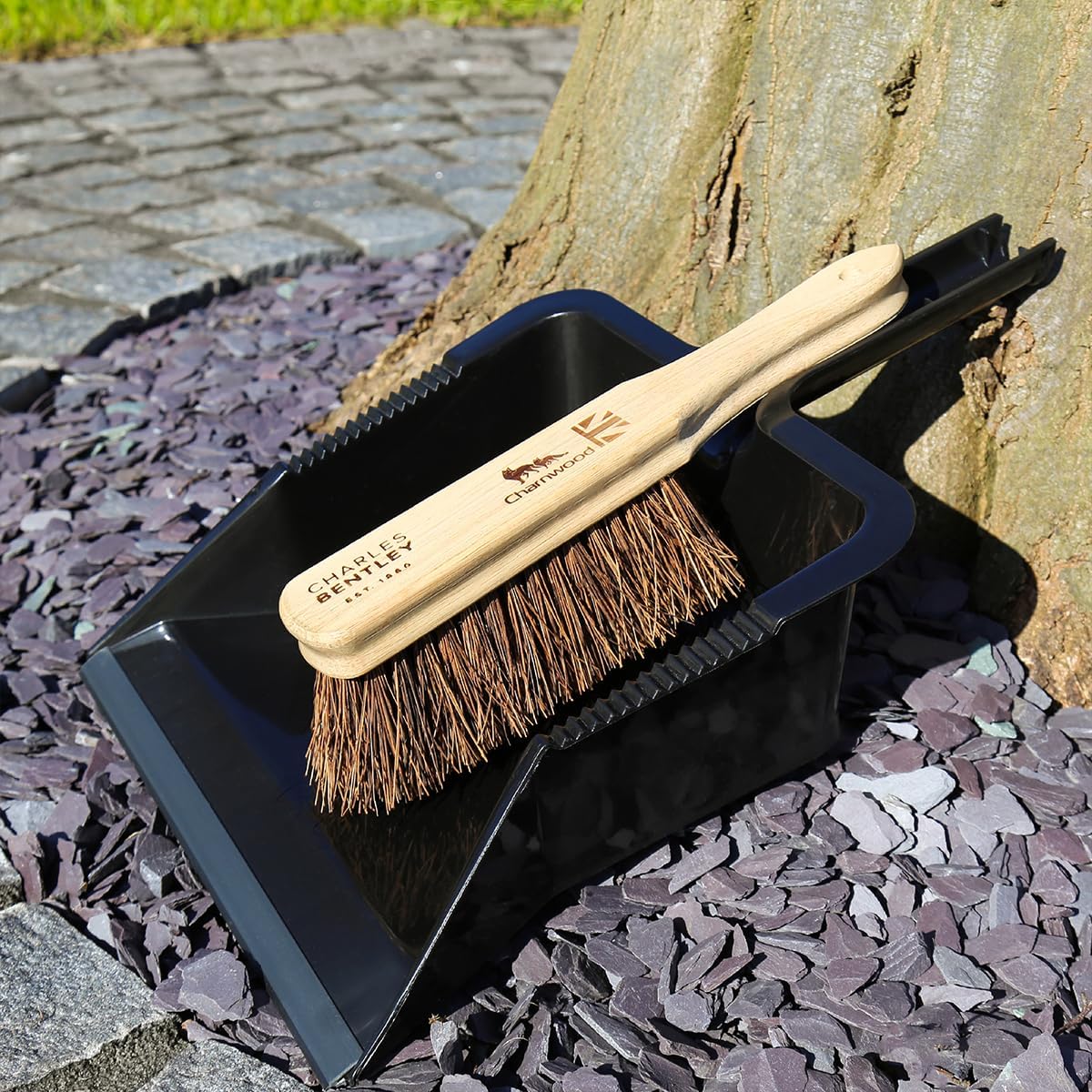 CHARLES BENTLEY Dustpan and Brush, Charnwood, Dustpan & Bassine Hand Brush Set, for Garden & Outdoor, Maintenance, Premium Brushware, Green, FSC Certified Wood, Stiff Bristle, Grip Handle (43x31x10cm)