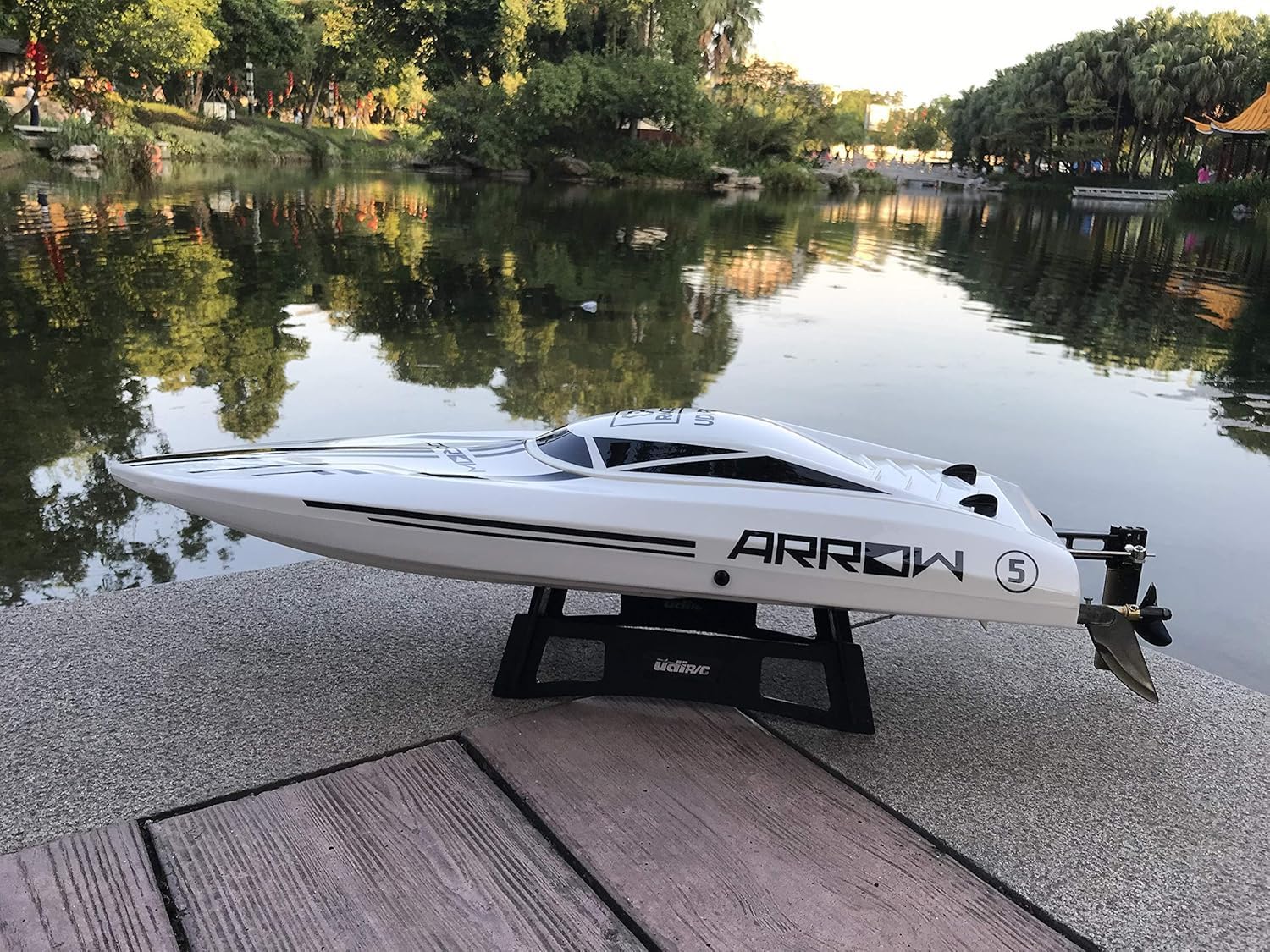SOWOFA Remote-Controlled Speedboat UDI005 Professional Racing 25.2" Large Remote Control Speed Boat Hobby Electric Watercraft Brushless Motor 50km/H + Boys Teen Adults (Milky White)