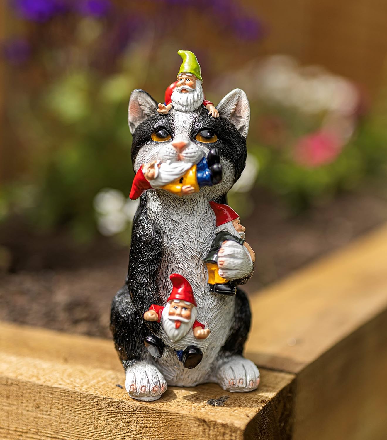 Garden Mile Resin Gnome Eating Cat Colourful Garden Ornaments Outdoor Indoor Decoration For Home Patio Decking Pondside Flowerbed Standing Novelty Weatherproof Kitten Cat Statue Garden Statues Outdoor