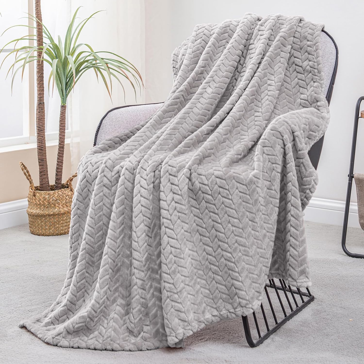 Exclusivo Mezcla Fleece Throw Blanket for Couch and Bed, 127x178 CM Soft Cozy Jacquard Flannel Blankets, Lightweight Fuzzy Plush Warm Throws for All Seasons, Light Grey