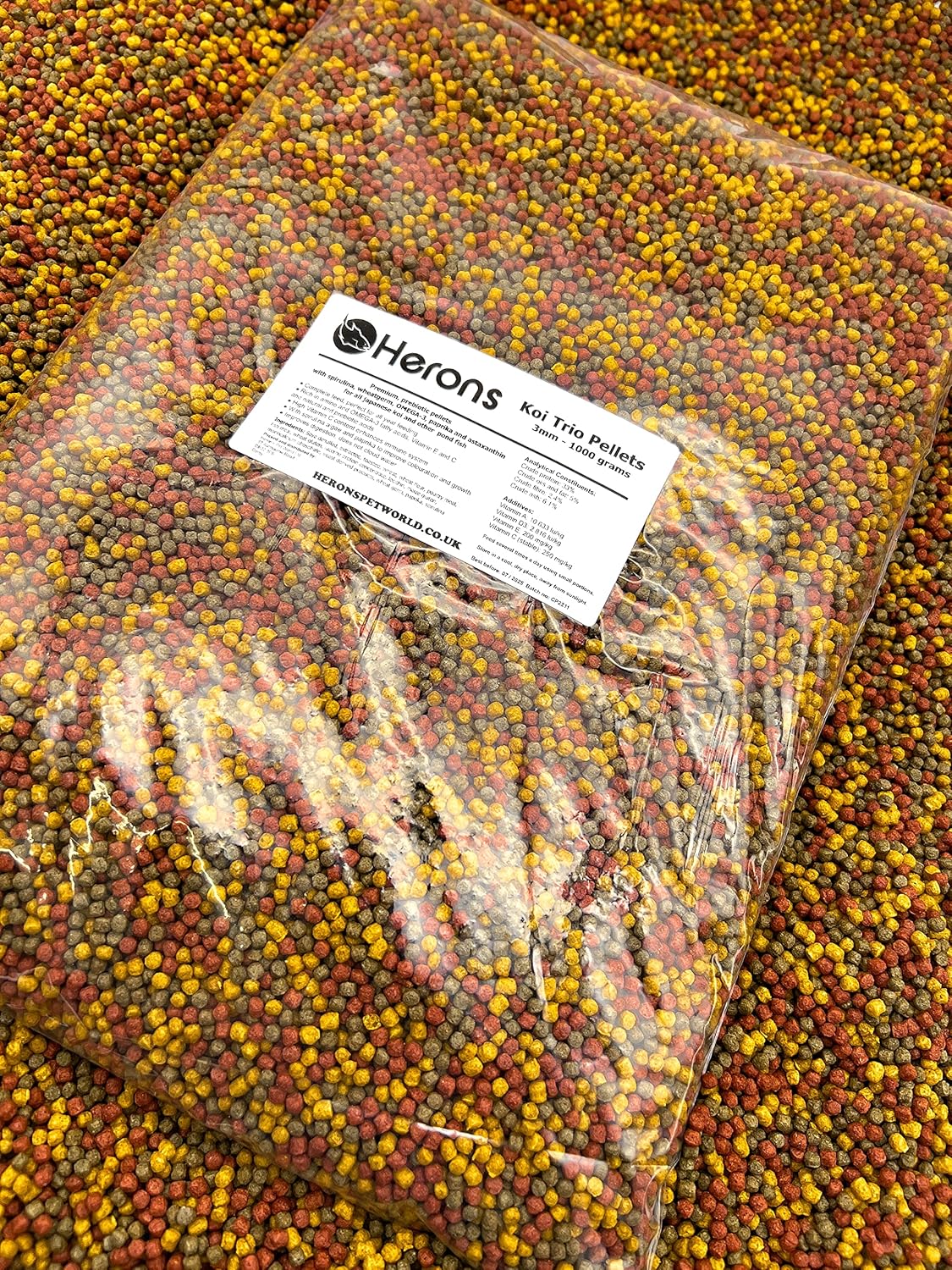 HERONS - Koi Trio Pellets, 3mm Premium Koi Fish Food, For Japanese Koi and Other Pond Fish, Prebiotic Pellets With Spirulina, Omega 3 Amino Acids, Colour and Growth Enhancing - 1Kg